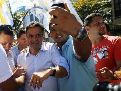 A&eacute;cio em um ato de campanha no Rio, no dia 25.