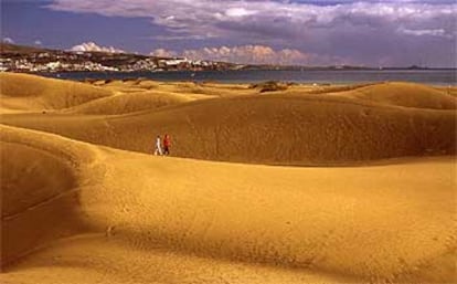 Las dunas de Maspalomas son el principal atractivo turístico del sur de la isla de Gran Canaria, 403 hectáreas de una reserva natural protegida y bordeada por largas playas ideales para caminar.