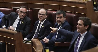 Sesión constitutiva de la XIII Legislatura. Los diputados electos catalanes en prisión preventiva, de izquierda a derecha, Josep Rull, Jordi Turull, y Jordi Sànchez, observan a Albert Rivera —que les señala con el dedo— tras no darle la razón la presidenta Meritxell Batet en su protesta por la fórmula que utilizan los partidos independentistas de acatamiento de la Constitución.