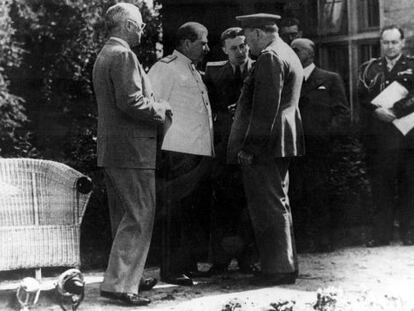 El presidente Truman, Stalin y Winston Churchill en una imagen tomada en el jard&iacute;n del palacio de Postdam durante la comnferencia de paz de 1945.