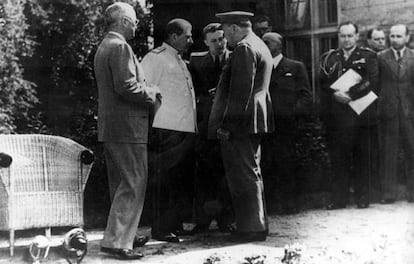 El presidente Truman, Stalin y Winston Churchill en una imagen tomada en el jard&iacute;n del palacio de Postdam durante la comnferencia de paz de 1945.