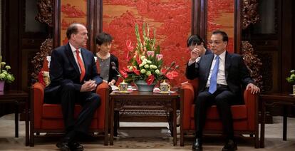 El presidente del Banco Mundial, David Malpass, y el primer ministro chino, Li Keqiang, ayer en Pekín.