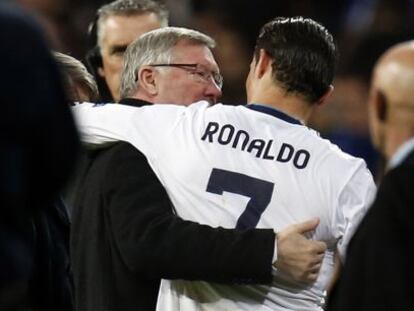 Ferguson se abraza con Cristiano tras el encuentro. 