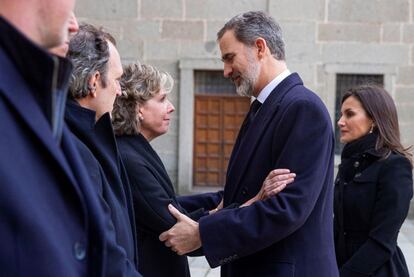 El rey Felipe y la reina Letizia saludan a la hija de Pilar de Borbón, Simoneta Gómez-Acebo, este miércoles, durante el funeral celebrado en la basílica del monasterio de El Escorial.