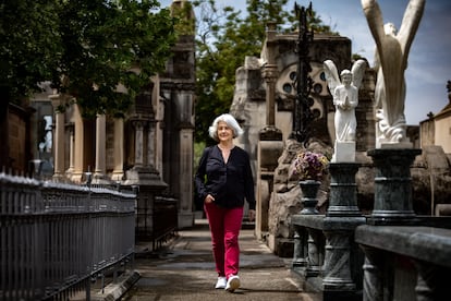 Nichos y mausoleos se mezclan en el cementerio de Sant Andreu, auténtico friso social de la zona.