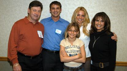 Desde la izquierda Jamie Spears, sus hijos Bryan Spears, Jamie-Lynn Spears y Britney Spears, y la madre de la cantante, Lynne Spears, en una imagen de 2003.