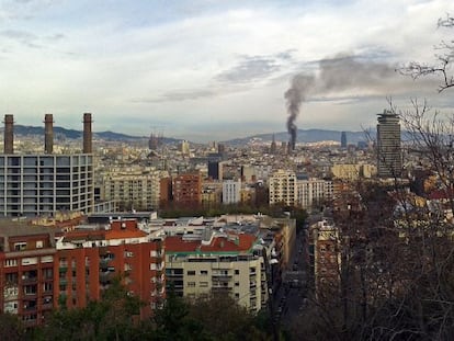 Columna de fum de l&#039;incendi de Ciutat Vella. 