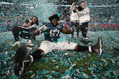 Chance Warmack de los Philadelphia Eagles celebra en el suelo  tras haber ganado con su equipo la  Super Bowl  52. 