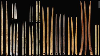 Algunas de las primeras agujas de coser, de variadas formas y tamaños, procedentes de varios yacimientos de Eurasia.