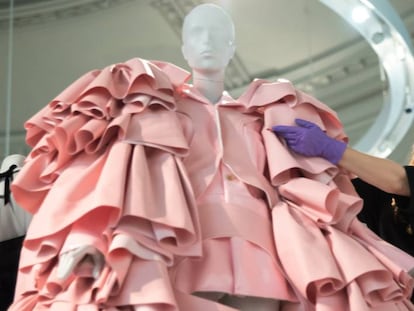 Un modelo de Rei Kawakubo para Comme Des Gar&ccedil;ons en la exposici&oacute;n de Cristobal Balenciaga en el Victoria and Albert Museum, en Londres. 