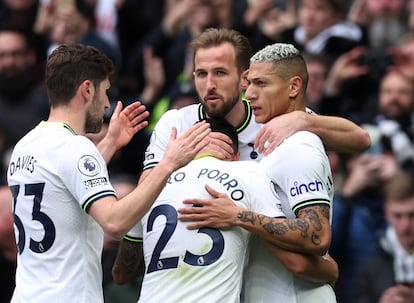 Harry Kane celebra el 1-0 con Davies, Porro y Richarlison, este sábado.