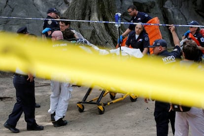 Los servicios médicos trasladan al joven herido tras la explosión en Central Park.