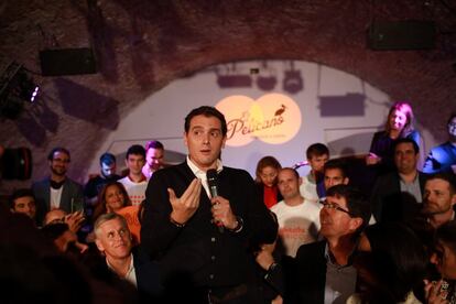 El presidente de Ciudadanos, Albert Rivera, abre la campaña electoral en Cádiz, junto al líder de este partido en Andalucía, con actos públicos en el Bar Pelícano y con una pegada de carteles en la plaza de España de la capital gaditana..