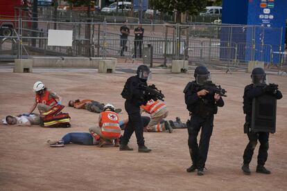 Las fuerzas policiales francesas participan en un ejercicio simulado como parte de las medidas de seguridad para el próximo Campeonato de fútbol de la Euro 2016, en Lyon.