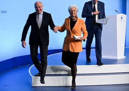 La presidenta del BCE, Christine Lagarde, junto a su número dos, Luis de Guindos, en Fráncfort, este jueves.