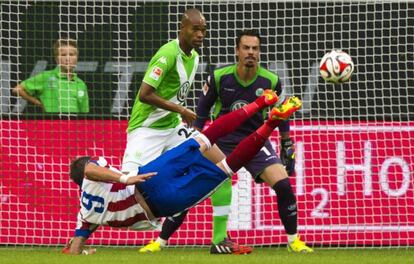 Mandzukic, en un remate acrobático durante un partido de pretemporada ante el Wolfsburgo.