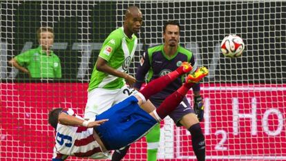 Mandzukic, en un remate acrobático durante un partido de pretemporada ante el Wolfsburgo.