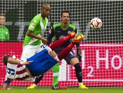 Mandzukic, en un remate acrobático durante un partido de pretemporada ante el Wolfsburgo.