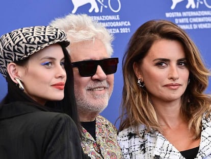 Pedro Almodóvar con las protagonistas de 'Madres Paralelas', Milena Smit y Penélope Cruz, el 1 de septiembre en el Festival de cine de Venecia.
 