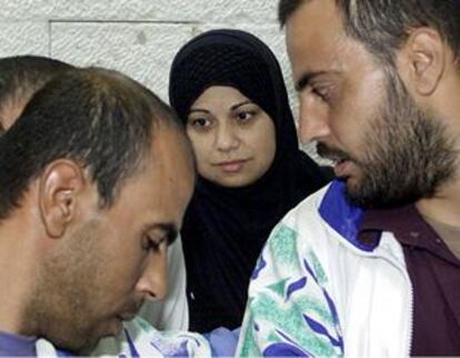 De izquierda a derecha,  Kifa Ajouri, su hermana Intisar y Abed Nasser Asidi, hoy, en el Tribunal Supremo de Israel.