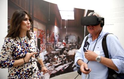 Una persona observa en realidad virtual el estudio del artista Francis Bacon en el Museo Guggenheim Bilbao dentro de la exposición de "Francis Bacon: Picasso a Velázquez".