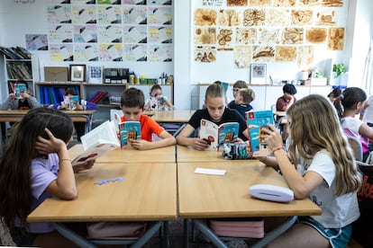 Estudiantes de sexto y quinto de primaria leen en clase, este lunes, en la escuela La Gavina, en Picanya, Valencia.