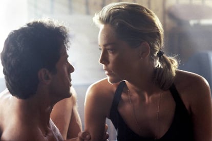 Sylvester Stallone y Sharon Stone en un momento de 'El especialista', película que cumple 25 años.