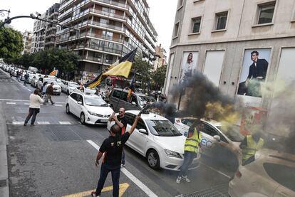 Cientos de taxistas han protestado también por las calles de Valencia para reclamar al Ministerio de Fomento la modificación de la normativa para limitar el desarrollo de la actividad de las licencias de vehículo con conductor.