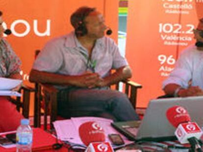 Vicent Grau, en el centro, durante la retransmisi&oacute;n de un programa.