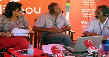 Vicent Grau, en el centro, durante la retransmisi&oacute;n de un programa.