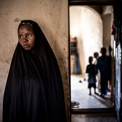 Kaltum Mallamgrema, de 40 años y desplazada de Damboa hace dos años durante los combates entre las tropas gubernamentales y Boko Haram, en Maiduguri, Nigeria, el 23 de marzo de 2016. La señora Mallamgrema perdió su octavo hijo (una niña) durante el embarazo. Ella no recibió atención prenatal ni la asistencia de una partera capacitada en ninguno de sus embarazos y ha tenido tres abortos involuntarios entre sus siete hijos. Dice que no puede permitirse el cuidado de la salud por lo que no se molesta en ir a la clínica, pero advierte que la próxima vez que quede embarazada, utilizará los servicios del centro de salud local de atención primaria de Maiduguri.