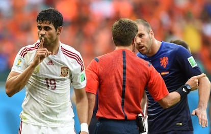 Diego Costa ap&oacute;s sofrer o p&ecirc;nalti contra a Holanda.