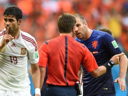 Diego Costa ap&oacute;s sofrer o p&ecirc;nalti contra a Holanda.