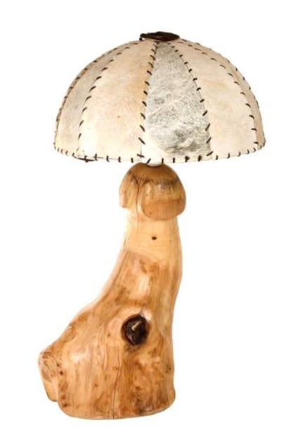 La tienda del museo tiene a la venta todo tipo de objetos con forma de falo. En la imagen, una lámpara de madera con forma de pene.
