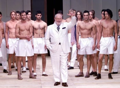 Foto del 24 de junio de 2002 del diseñador italiano Gianfranco Ferré durante un desfile de su colección masculina en Milán.