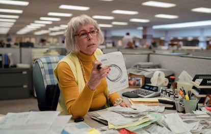 Jamie Lee Curtis / 'Todo a la vez en todas partes' – Dedos con forma de salchichas, piedras parlantes, un donut que contiene el universo… La película de multiversos poco glamurosos de Dan Kwan y Daniel Scheinertm, las mentes que ya habían epatado con la extraña 'Swiss Army Mam' (en la que Daniel Radcliffe interpretaba a un cadáver flatulento), revolucionó el panorama cinematográfico en 2022 y conquistó a gran parte de la crítica. No a toda. “Un disparate inentendible, bobamente imaginativo, pesado de ver y de escuchar”, dijo de ella Carlos Boyero. Sí se rindió a ella la Academia de Hollywood, que le concedió siete estatuillas, entre ellas Mejor Película y Mejor Dirección. También hubo premio para Jamie Lee Curtis, que se impuso en la categoría de Mejor Actriz Secundaria a la favorita Angela Basset, que llegaba arropada por la inmensa maquinaria de la marveliana 'Black Panther: Wakanda Forever'. Tras más de 40 años de carrera, Curtis recibió el galardón exultante, pero minutos antes había reconocido en la alfombra roja que no entendía la película que había protagonizado. "No la entendí en absoluto. Entendía a mi personaje y ese era mi trabajo: me pedían que fuera ella. Y como lo entendí, dije que sí", reconoció. Y admitió que solo tras ver un par de momentos comprendió de qué iba. "No entendí la película hasta que vi la secuencia en la lavandería donde se filmaba la reunión de marido y mujer, y de madre e hija, y pensé: 'Oh, esta es una película sobre el amor'. Y luego la vi por primera vez en pantalla y pensé: '¡Qué obra maestra! Esta película va a revolucionar el cine".