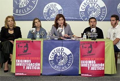 La abogada de la familia, Pilar Hermoso, junto a la familia del cámara, durante la rueda de prensa en el Círculo de Bellas Artes.