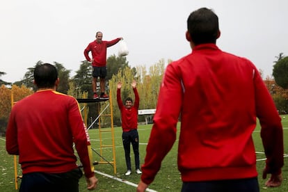 Pablo Feijoo sostiene una bolsa con un balón de rugby, en un ejercicio con los jugadores de la selección española de rugby a siete.