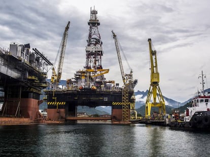 Los fondos emergentes se benefician del alza del crudo. En la imagen, una plataforma petrol&iacute;fera de Petrobras en Angra dos Reis (Brasil).&nbsp;