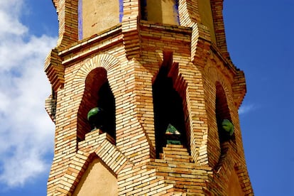 La estilizada torre de la cooperativa Conca de Barberà tiene dos cuerpos, uno de planta cuadrada y otro octogonal, una coronación cónica y adornos modernistas en tonos verdes de formas geométricas.