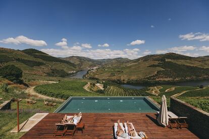 La bonita panorámica del río Duero desde la hamaca o dentro del agua es la protagonista del <a href="https://hotel.quintadeventozelo.pt/" target="">Ventozelo Hotel & Quinta</a>, en São João da Pesqueira, en plena región vinícola del Alto Douro (Portugal). Además de hotel es una granja con viñedo propio, y un campamento base perfecto para conocer y catar la tradición vitivinícola de la zona, declarada patrimonio mundial.