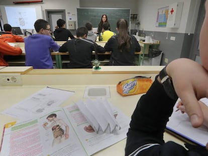 Alumnes a l'aula d'un institut públic.