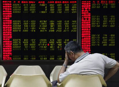 A Malàisia, el parquet borsari de Kuala Lumpur ha baixat 27,48 punts, un 1,75%, i l'índex KLCI ha quedat en 1.547,19 punts. ROL. Beijing (Xina). A la imatge, un inversor a Pequín (Xina) aquest dilluns.