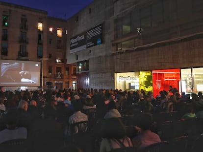 Público en la plaza de Salvador Seguí viendo la ópera 'Manon Lescaut' del 'Liceu a la fresca'.