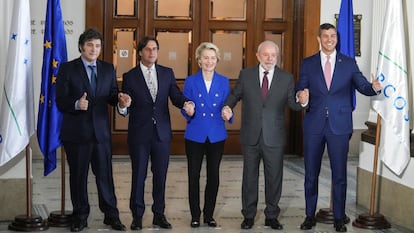 Desde la izquierda, los presidentes de Argentina, Javier Milei; Uruguay, Luis Lacalle Pou; Comisión Europea, Ursula von der Leyen; Brasil, Luiz Inacio Lula da Silva, y Paraguay, Santiago Peña, en Montevideo, este viernes.