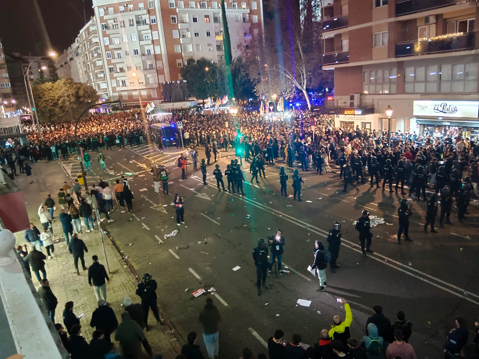 Mestalla y una fiesta que no fue: protestas contra Peter Lim, cargas policiales a las puertas del estadio y una remontada en contra