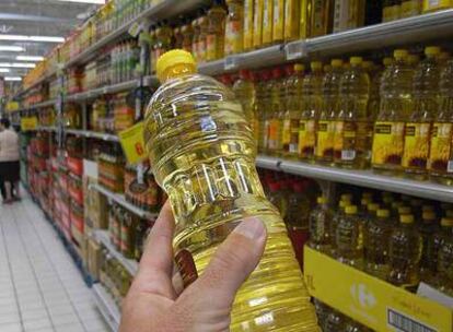 Botella de aceite de girasol en un supermercado.