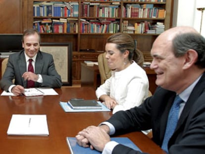 Mariano Fernández Bermejo hace un gesto a Ignacio Astarloa en presencia de José Antonio Alonso y Soraya Sáenz de Santamaría.