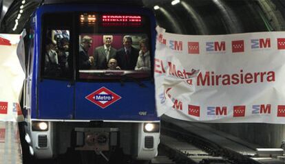 Gallardón, Aguirre y Echevarría, en la cabina del primer convoy de Metro que ha entrado en la estación de Mirasierra.