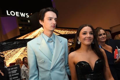 El actor australiano Kodi Smit-McPhee, nominado a mejor actor de reparto por El poder del perro, en el Governors Ball con traje azul celeste de Bottega Veneta y joyas de Cartier. Le acompaña su novia, Rebecca Phillipou.